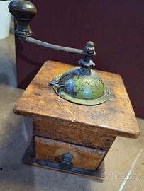 Macinacaffè antico in legno