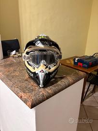 Casco cross in fibra di carbonio