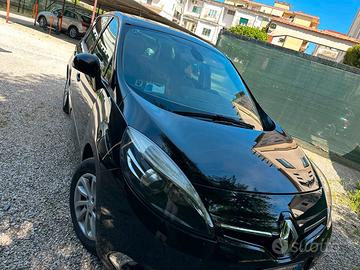 Renault Scenic tenuta benissimo.