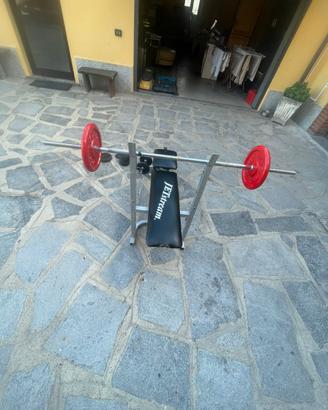 panca con pesi ,bilanciere e manubri