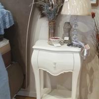 Coppia di comodini in legno bianco