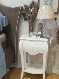 Coppia di comodini in legno bianco