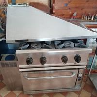 cucina professionale con cappa