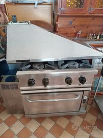 cucina professionale con cappa