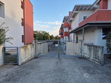 AMPIO GARAGE A 800 M DALLA PIAZZA