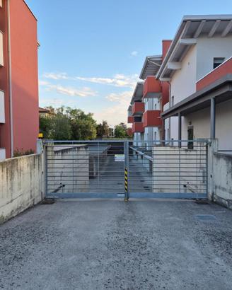 AMPIO GARAGE A 800 M DALLA PIAZZA