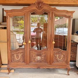 Vetrinetta in legno massello con vetri decorati