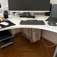 2 scrivanie 1 cassettiera 1 mobile serrandina