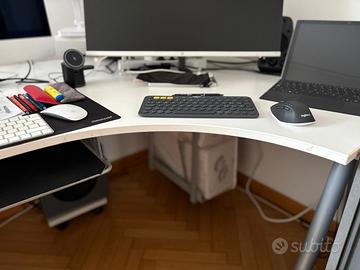 2 scrivanie 1 cassettiera 1 mobile serrandina