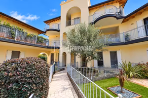 Ampio quadrilocale con giardino, 3 bagni e doppio