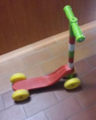 Primo monopattino in plastica 