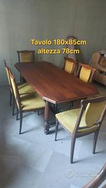 Tavolo in legno con 6 sedie abbinate
