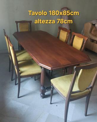 Tavolo in legno con 6 sedie abbinate