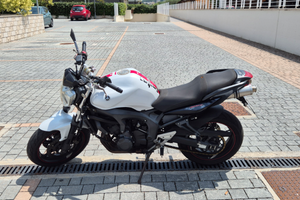 Yamaha FZ6 S2 bianca con scarichi Leovince