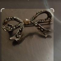spilla vintage a forma di fiocco è un classico ese
