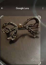 spilla vintage a forma di fiocco è un classico ese