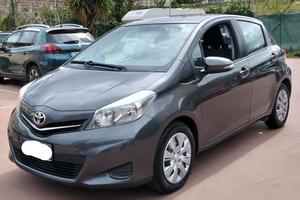 TOYOTA YARIS 1.4 D4D 5 PORTE NAVY CON GARANZIA