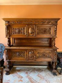 Credenza intagliata in legno massello (noce)
