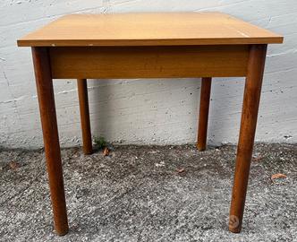 Tavoli quadrati n  3 disponibili