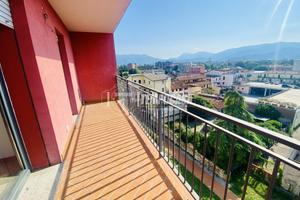 Quadrilocale con terrazzo, vista e posto auto