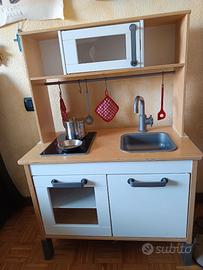 Cucina di legno giocattolo