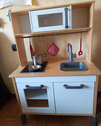 Cucina di legno giocattolo