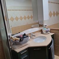 mobile bagno con specchio e pensile