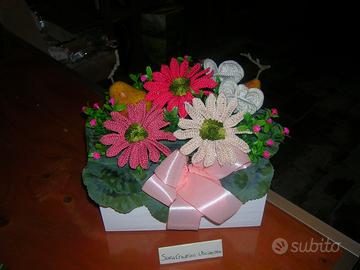 Fiori all'uncinetto - cassettina con gerbere e ros