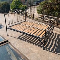 Letto matrimoniale imferro battuto  rete con doghe