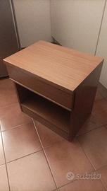 Comodino in legno con cassetto