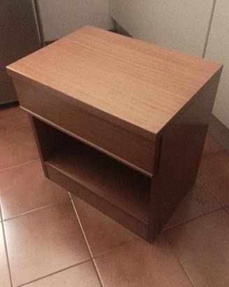 Comodino in legno con cassetto