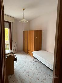 Camera arredata in appartamento arredato