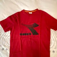T-shirt Diadora con collo a V
