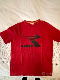 T-shirt Diadora con collo a V