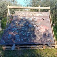 Cancello e cance con decorazioni in ferro battuto 