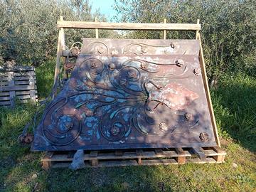 Cancello e cance con decorazioni in ferro battuto 