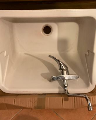 Lavatoio in ceramica con rubinetto miscelatore