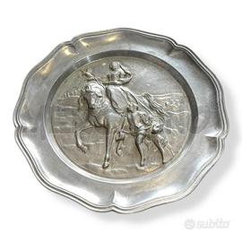 PIATTO IN PELTRO SCENA DONNA SU CAVALLO 20 CM