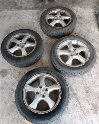 4 pneumatici con cerchi originali Suzuki 
