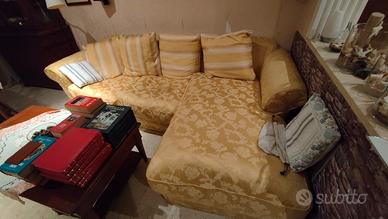 Divano classico con chaise longue