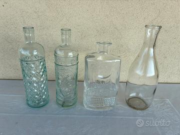 4 bottiglie in vetro, di cui tre in vetro decorato