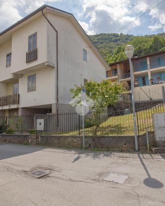 VILLA A SCHIERA D'ANGOLO A AGNOSINE