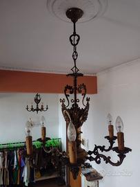coppia lampadari dorato e medaglioni Capidimonte