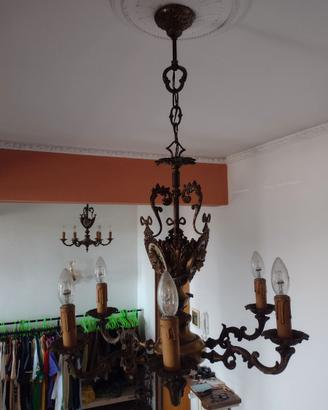 coppia lampadari dorato e medaglioni Capidimonte