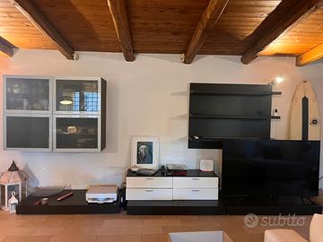 Parete attrezzata marrone e bianca  di design