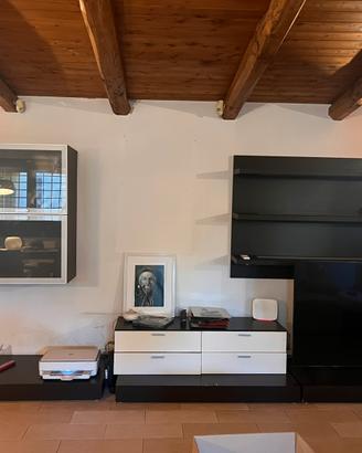 Parete attrezzata marrone e bianca  di design