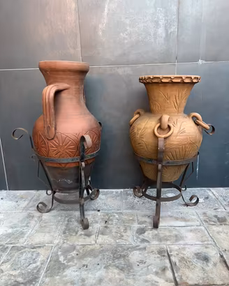 Coppia Anfore  Terracotta con piedistallo in ferro