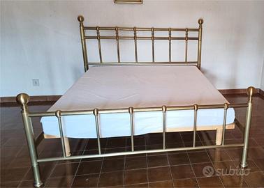 Letto matrimoniale in ottone dorato