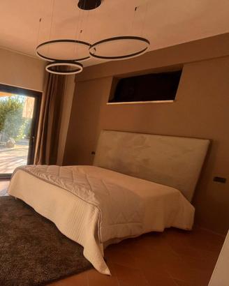 Letto contenitore beige a 2 piazze con materasso