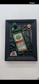 Quadro artigianale con bottiglia di liquore rotta